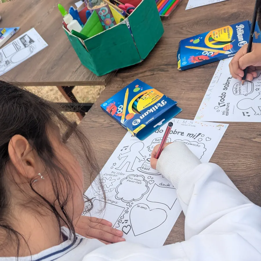 Niña trabajando en una ficha de educación emocional