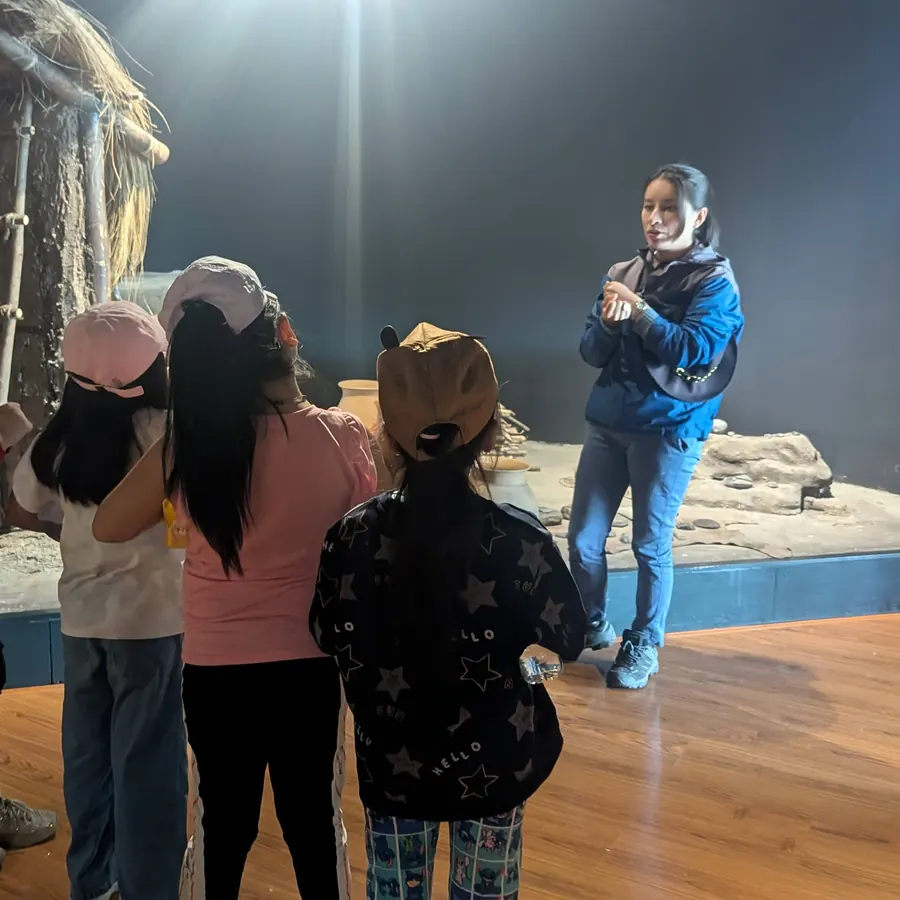 Grupo del campamento de verano en una visita guiada
