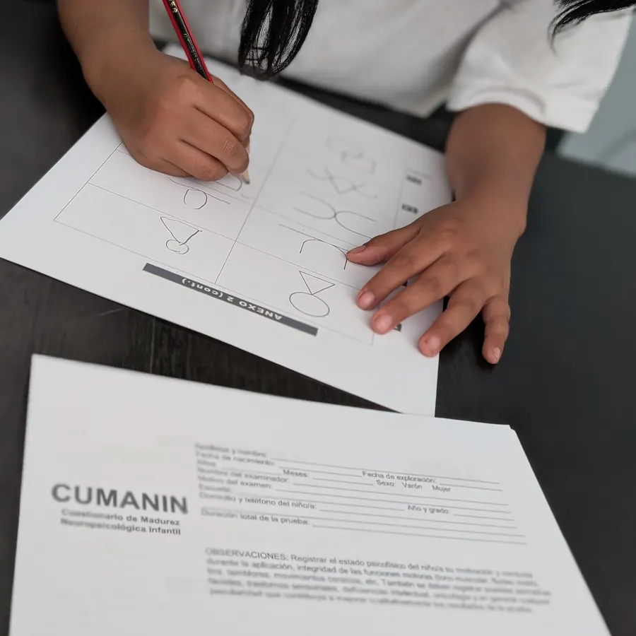 Niña realizando una prueba de evaluación del neurodesarrollo